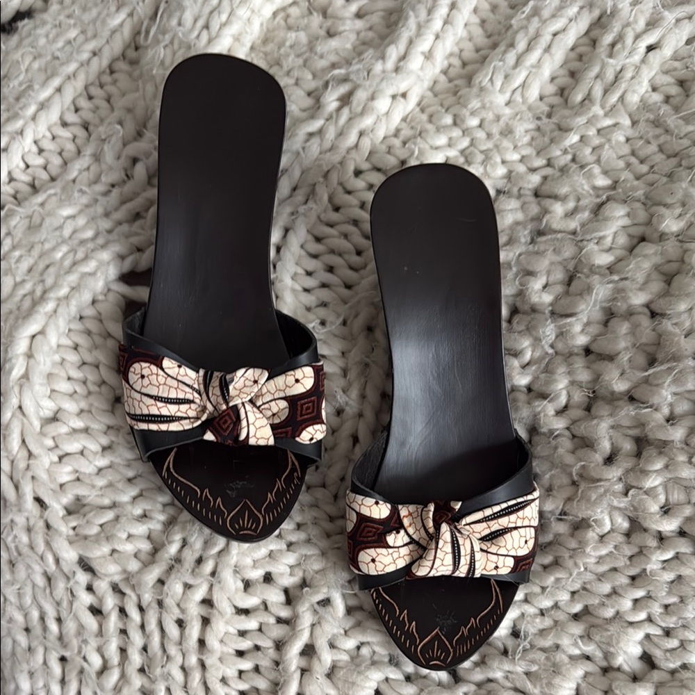 Elegant Black, Burgundy and Cream Mules with Classic Knot Small Size 8US